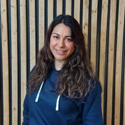 Ana Sierra — Ostéopathe D.O., Maître Reiki et Professeure de Yoga & Méditation